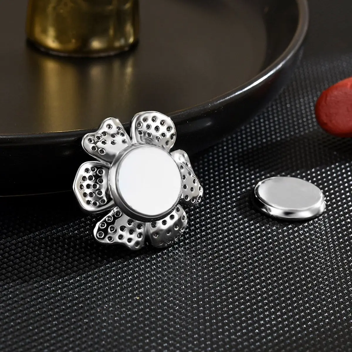New Creative Retro Small Magnetic Buckle Pin Luxury Colored Cubic Zirconia Flower Brooch for Women High-end Accessories Corsage