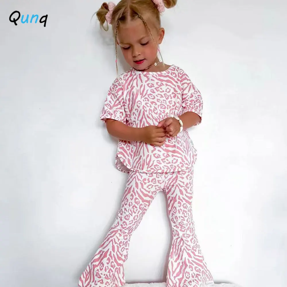 Qunq 2023 estate INS nuove ragazze bella stampa maglia manica corta Top + Bell Bottoms 2 pezzi Set Casual Sport abbigliamento per bambini età 3T-8T