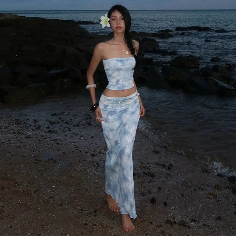 

Женский комплект из двух предметов: топ без бретелек с эффектом тай-дай и юбка макси с высокой талией, пляжный наряд в стиле бохо для отпуска