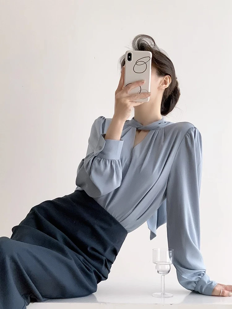 

Синяя атласная рубашка для женщин, весна-осень, с ажурным дизайном, для офиса и повседневной носки, с завязками спереди, длинный рукав, стандартный крой.