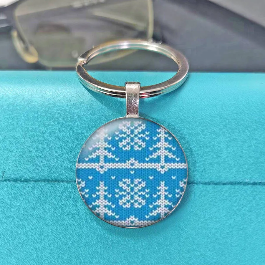 Nostalgic Design Simulated Wool Knit Christmas Element Repeat Art Round Keychain For Backpack Car Key Decor