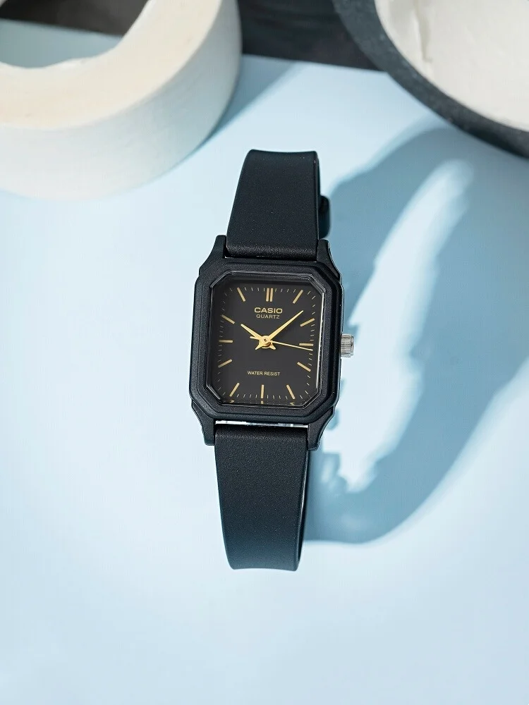 ساعة كاسيو المربعة: تصميم كلاسيكي مدمج ورجعي للطلاب تتميز بساعة كوارتز بسيطة وأنيقة للرجال