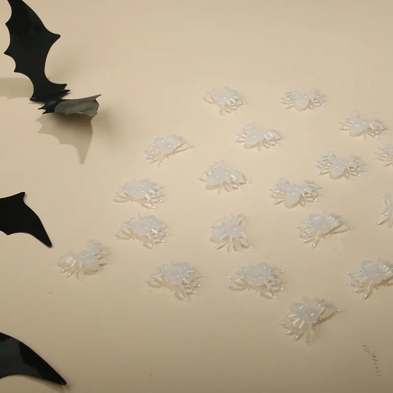 50 قطعة زينة عنكبوت صغيرة سوداء واقعية للهالوين رعب مزحة بلاستيكية للمنزل المسكون لجو الحفلات