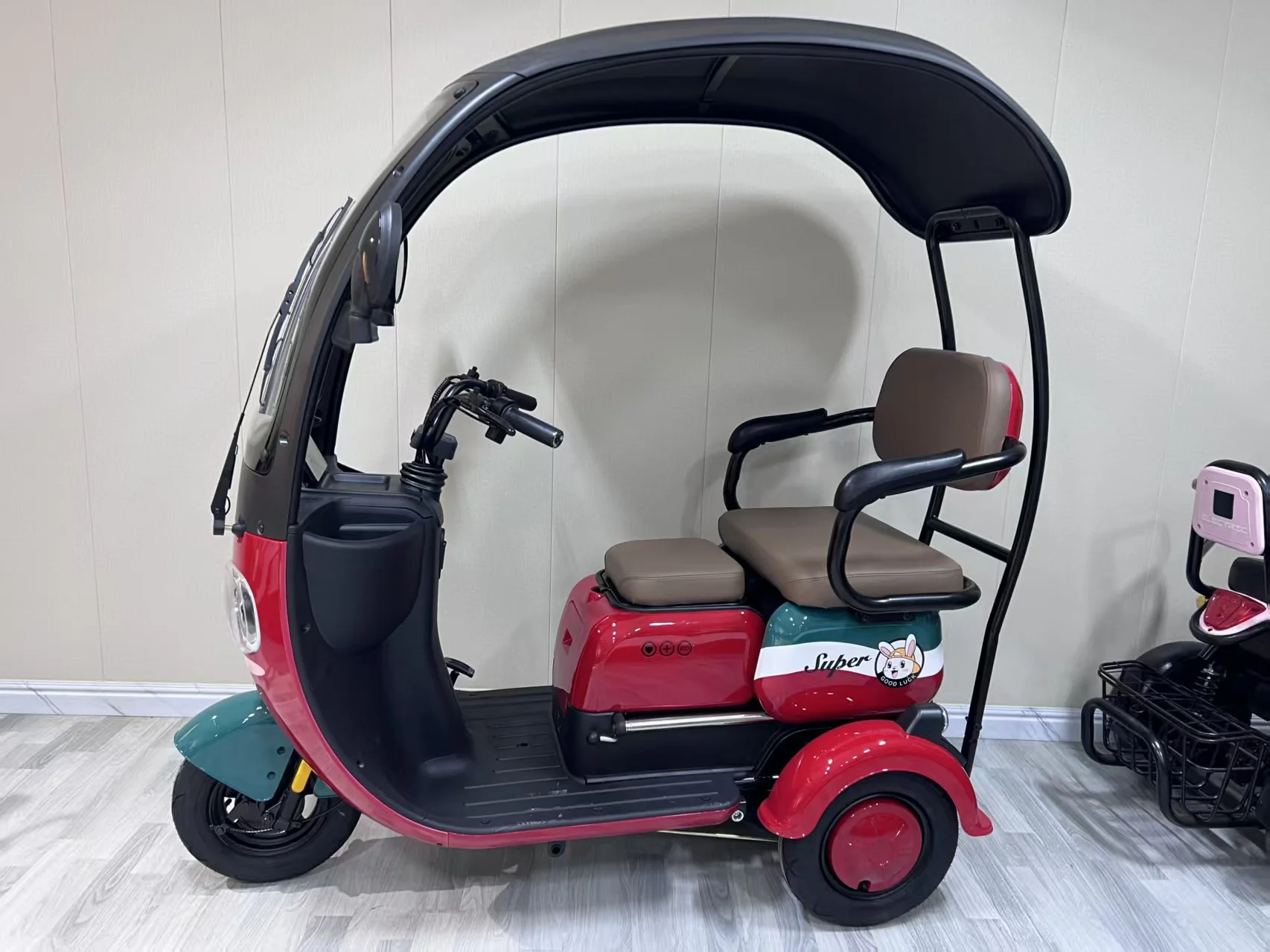 Factory Direct Sales of Three-seat Electric Tricycles Without Middlemen Taking a Cut. 2-year Warranty