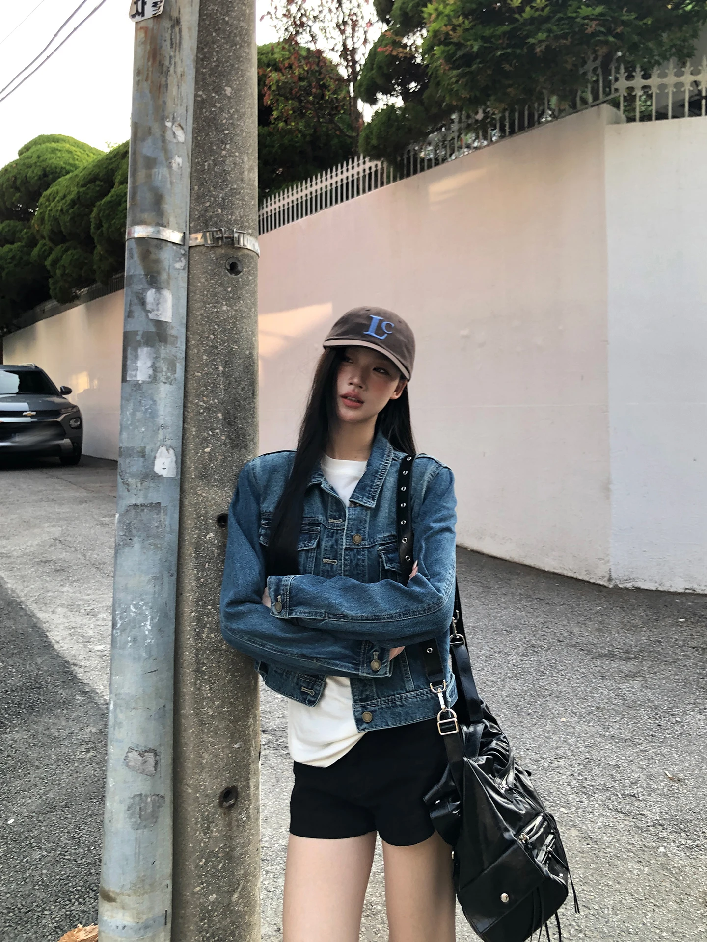 جاكيت جينز قصير أزرق للنساء خريف 2025 تصميم جديد عصري رائج مزيج من القطن والبوليستر قصة مستقيمة أسلوب عملي