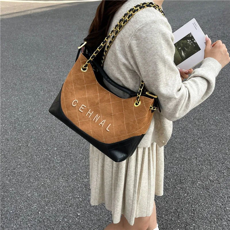 

Модная женская сумка через плечо, новинка 2025, легкая сумка через плечо с ремешком-цепочкой, повседневная просторная сумка для повседневных прогулок