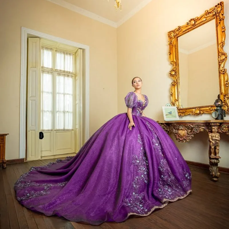

Блестящее фиолетовое платье Quinceanera с открытыми плечами, блестящая наклейка с кристаллами и цветком, длинный хвост, платья de 15, Quinceanera ﻿ Настроить
