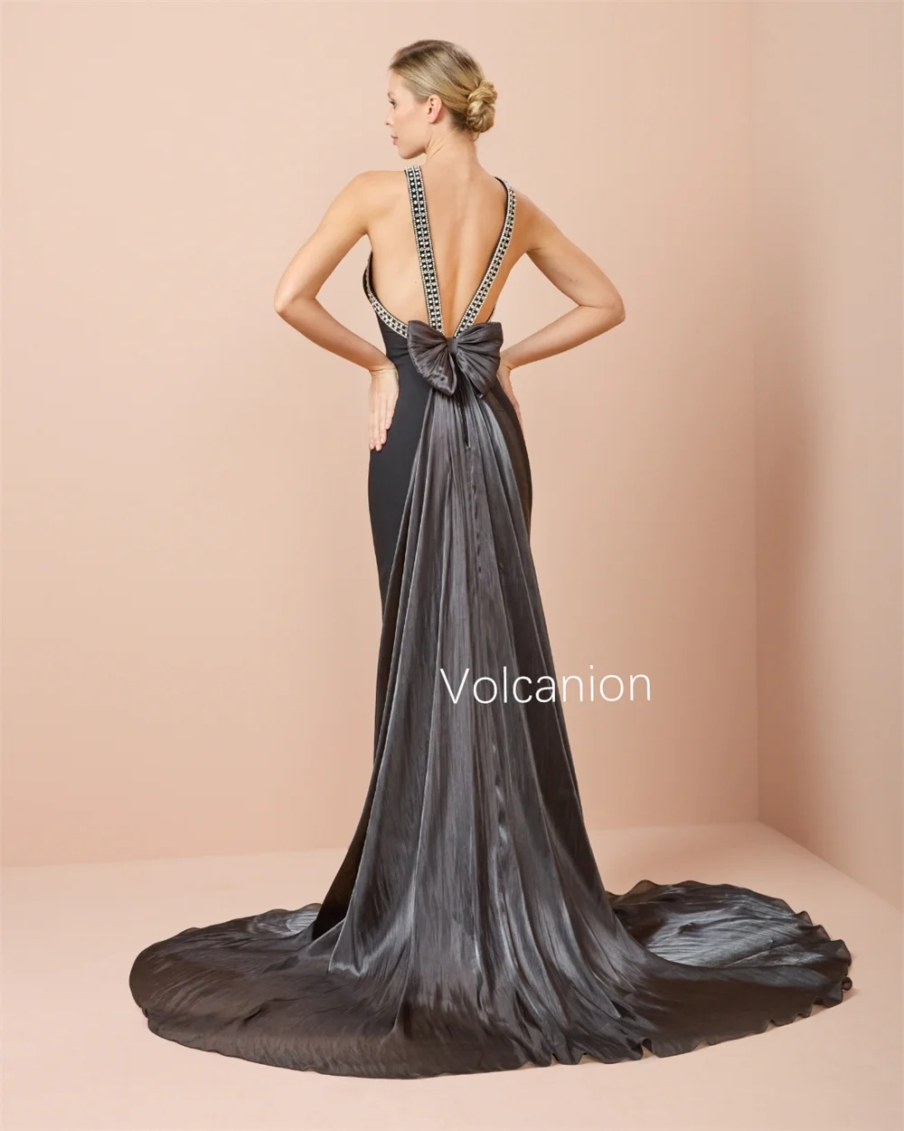 Длинные платья из джерси с бантом крест-накрест и v-образным вырезом по индивидуальному заказу. Элегантный формальный вариант.