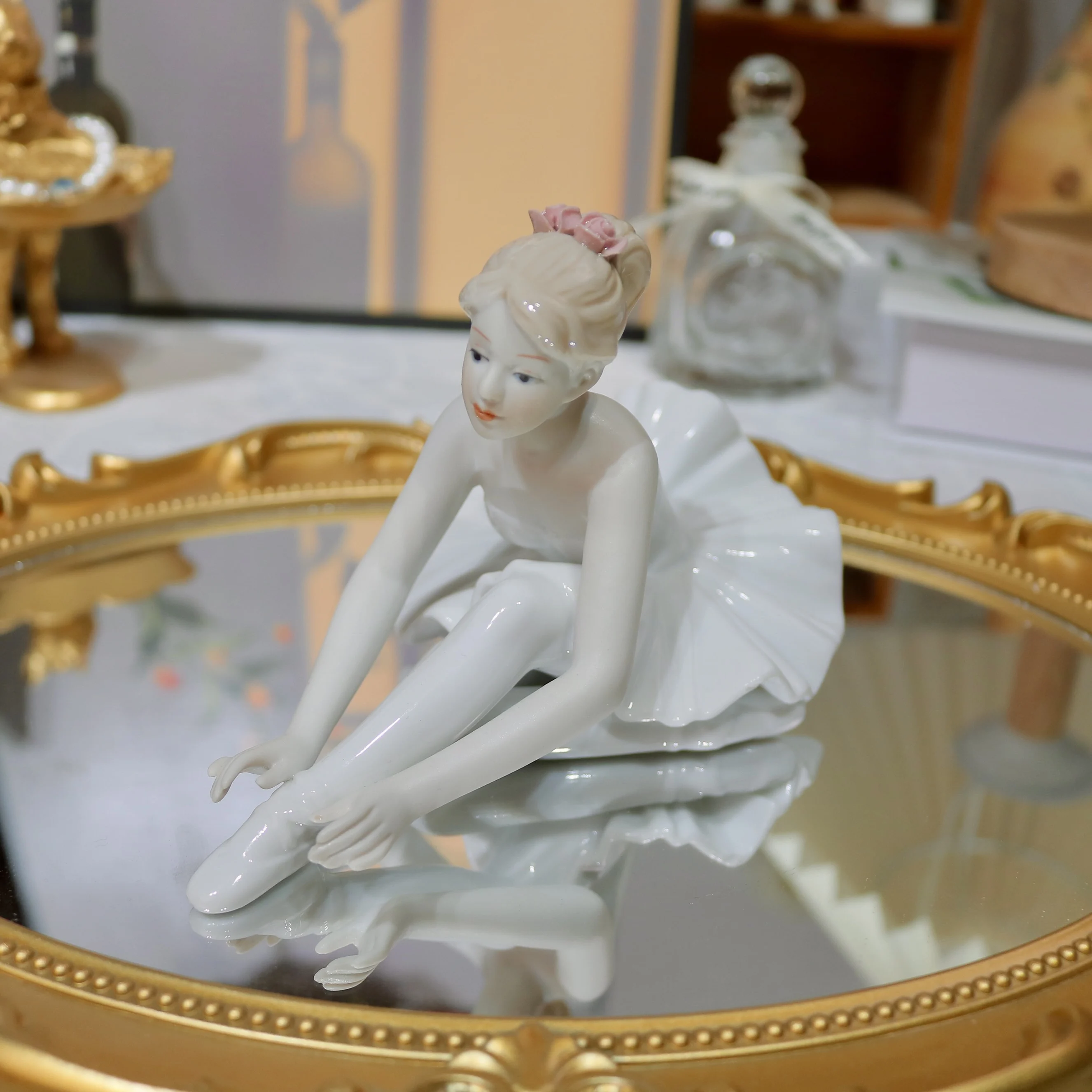 

Foreign trade Western figure ballet girl elegant ceramic figure porcelain accidentally playing piano ornaments desktop exhibitio