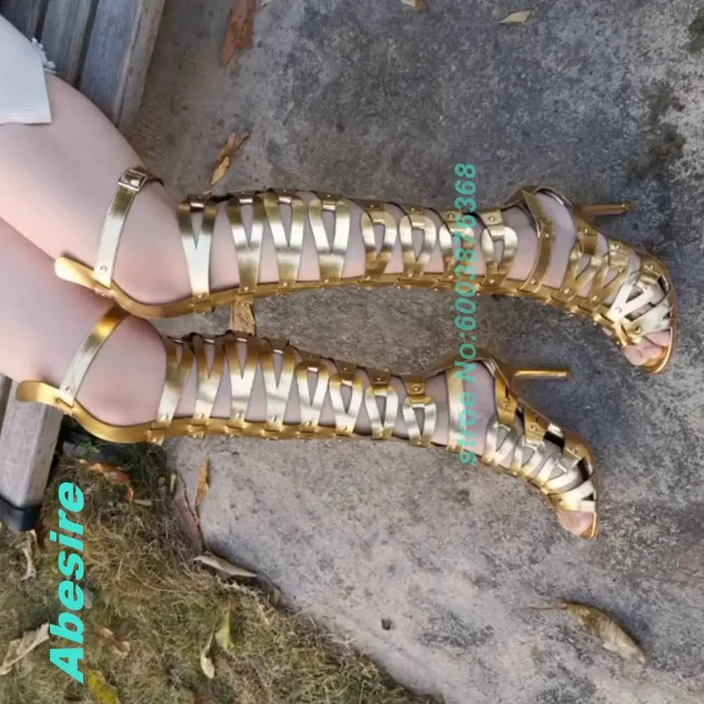 

Новые женские сандалии-ботинки с золотым пэчворком, заклепками, вырезами, открытым носком, на тонком каблуке, с молнией сзади, в уличном стиле для дерзких девушек