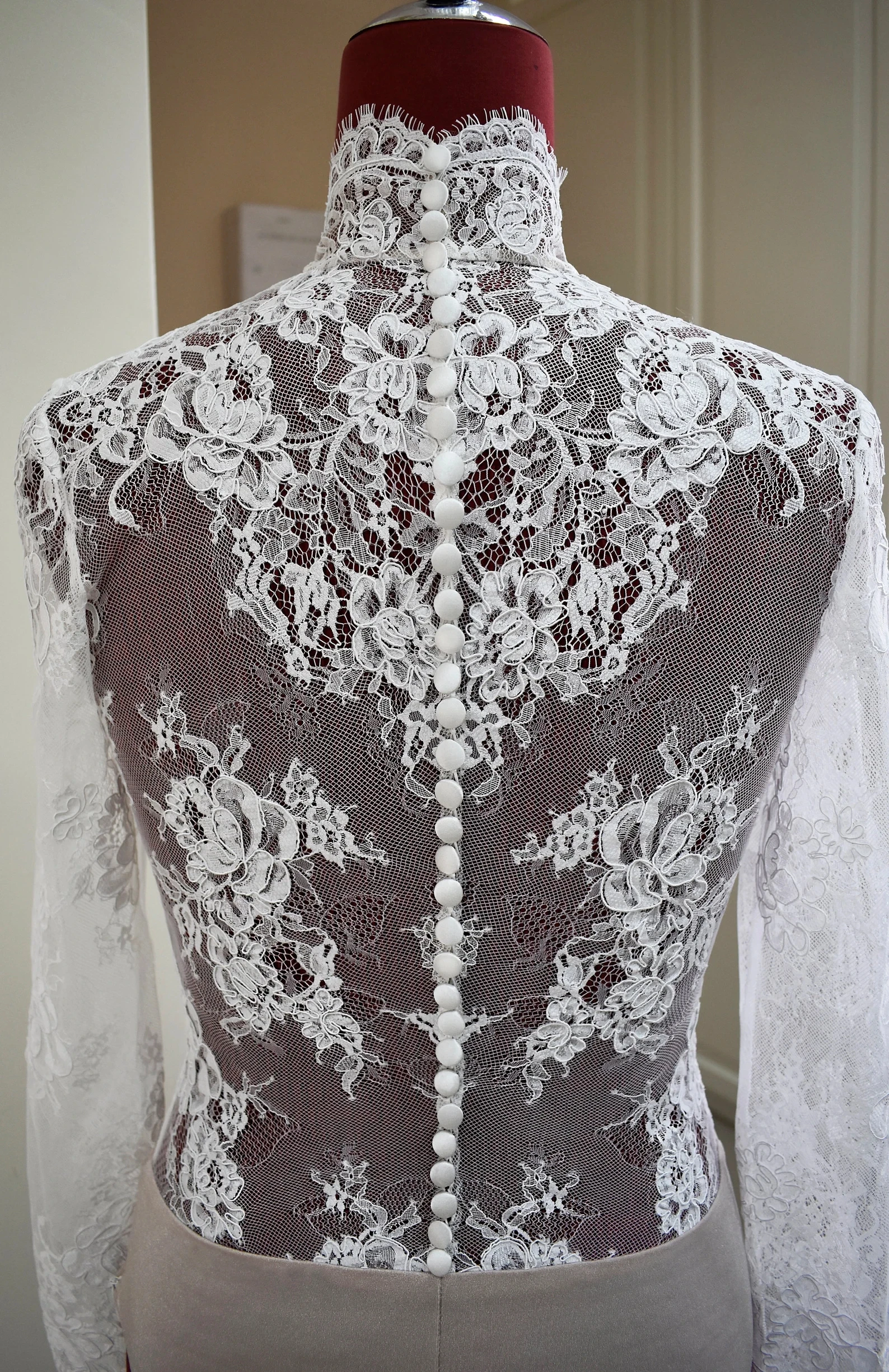 Customized Lace Wedding Boleros Full Sleeves High Neck Buttons Back Bride Shrugs Bridal Capes Formal Party Coat Women Accessory