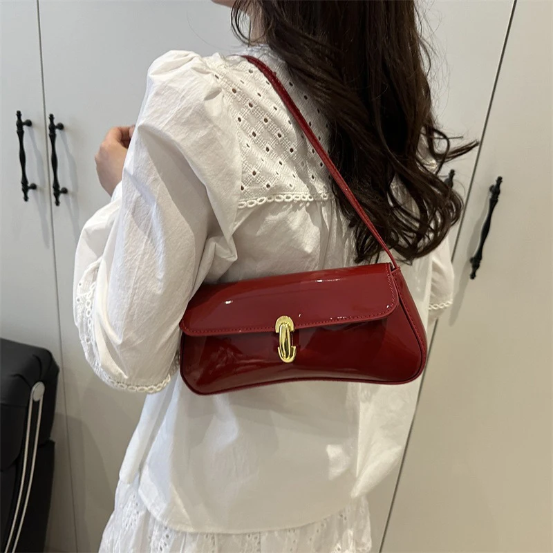 Glänzende PU-Schultertasche mit Schnalle, Damen-Unterarmtasche in Unifarbe, Elegante Vintage-Handtasche im französischen Stil für den Alltag und die Arbeit – Detail 7
