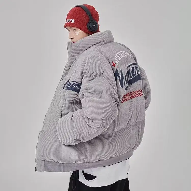 سترة شتوية جديدة للرجال مبطنة بالقطن 2025، معطف دافئ بسيط على الطراز الهونغ كونغي عصري بقصة قياسية للمراهقين