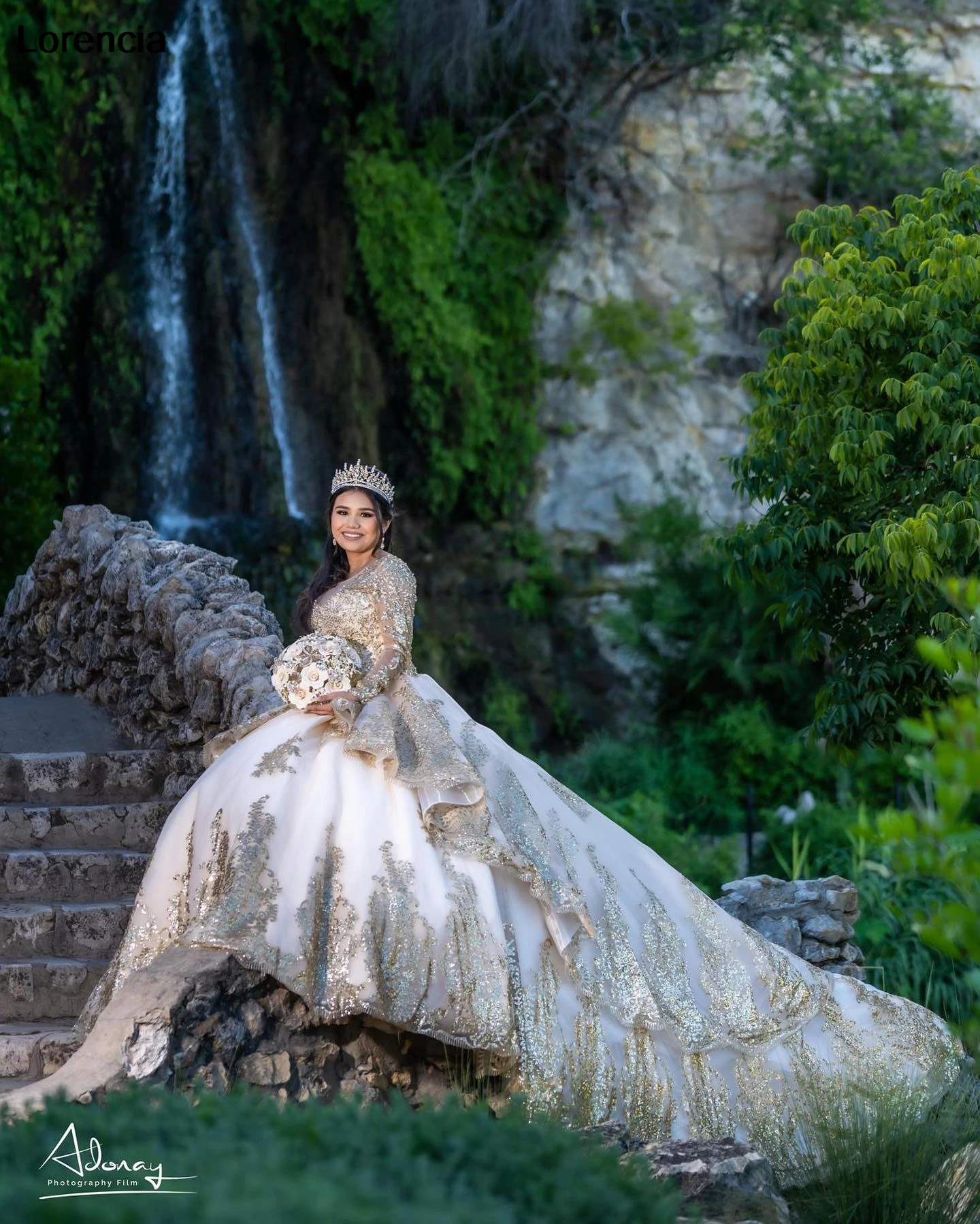 Lorencia-Vestido Quinceanera dourado brilhante com renda, vestido de baile, apliques brilhantes, espartilho mexicano frisado, Sweet 16, 15 anos, YQD873