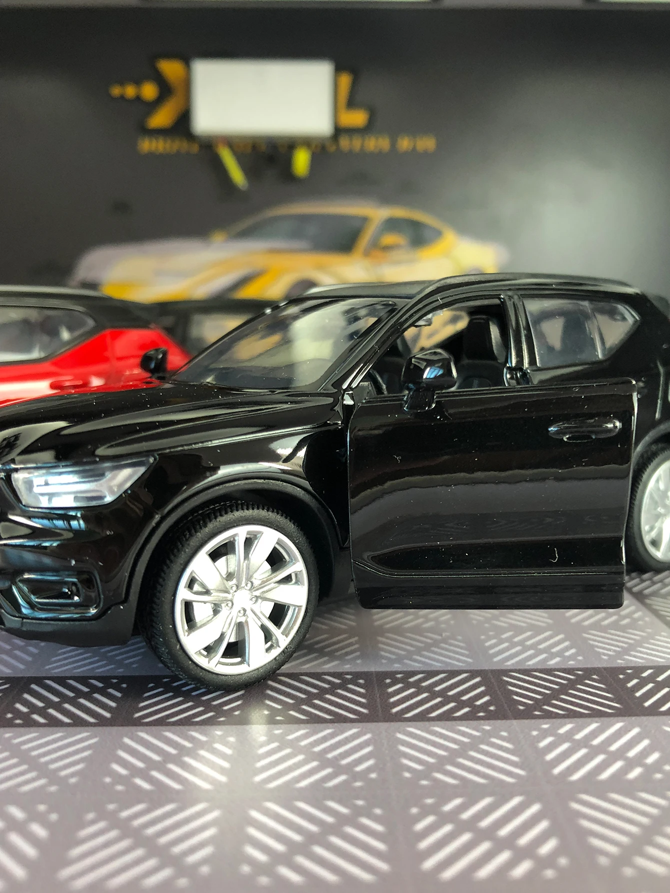1:32 Volvo XC40 alloy car model, capable of opening doors, metal, children's sound and light toys, ornaments and gifts