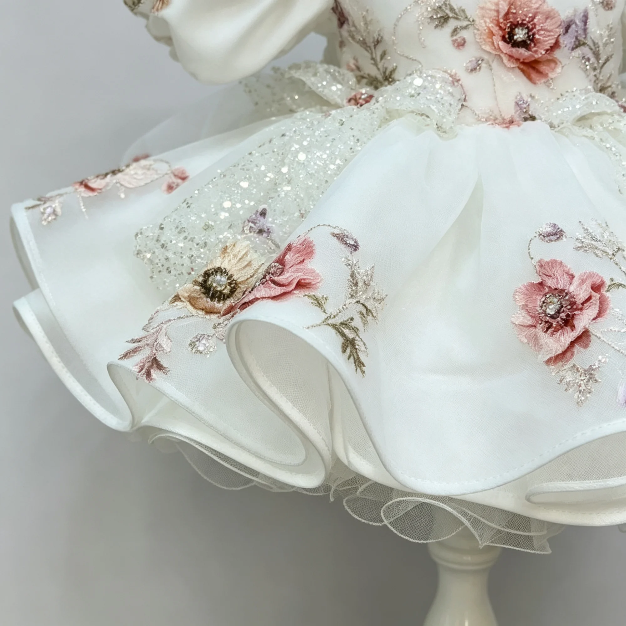 Weißes Mädchenkleid mit Puffärmeln, Prinzessinnenkleid mit Blumenstickerei und Pailletten, Ballkleid für Kinder, Blumenmädchenkleid für Hochzeit, Taufe, Geburtstag, Party – Detail 9