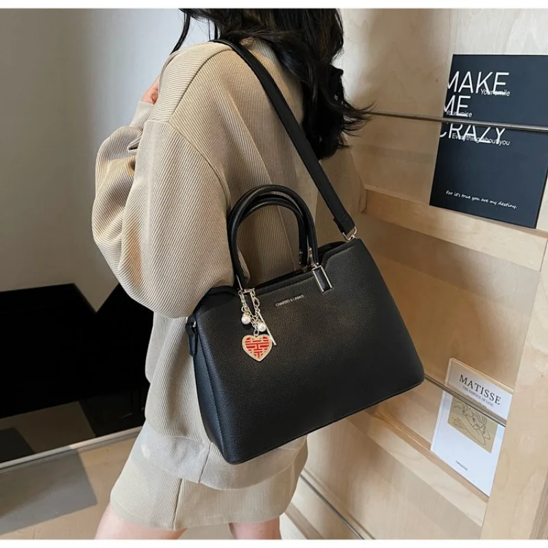 

High-End Women's Simple Fashionable Leather Crossbody Bag Paris Popular Elegant Ladies Casual Vintage Handbag