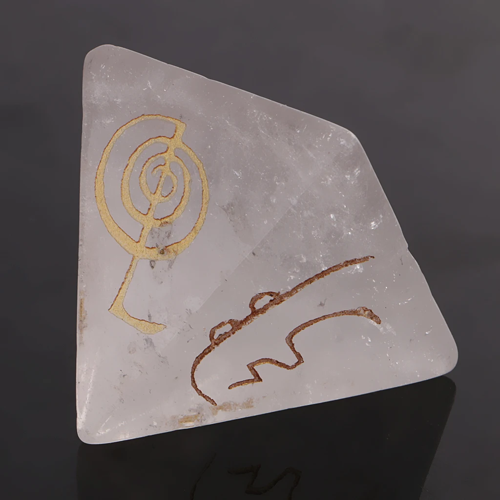 Pyramide en cristal gravée, pierre précieuse pour la régénération énergétique et la pratique de la pleine conscience