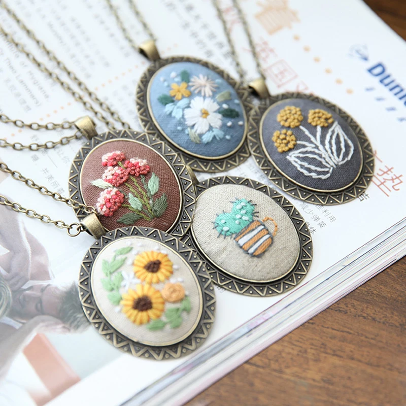 

1Set Mini Embroidery Necklace Kit Pendant Kit Mini Cross Stitch Kit with Necklace Pendant Stamped Pattern Cloth DIY Craft