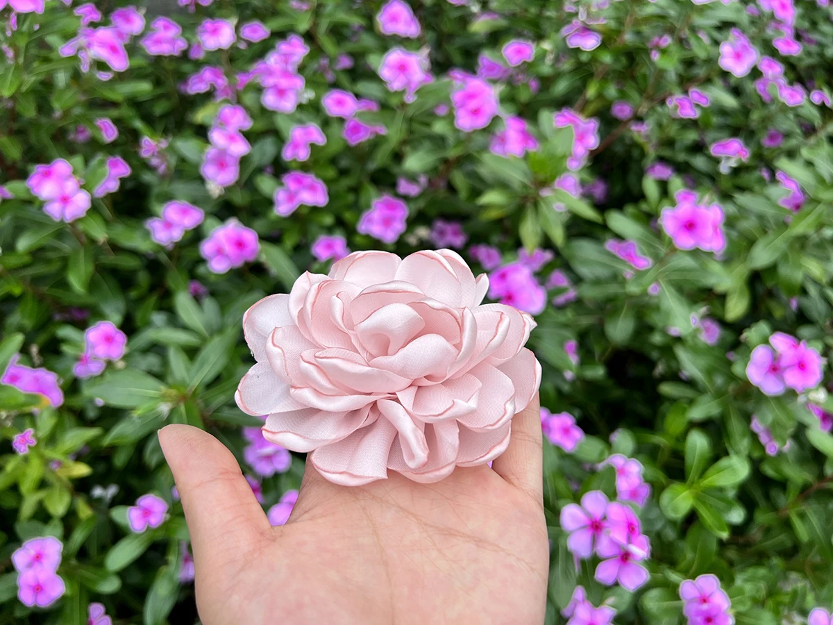 Spilla fiore in tessuto fatta a mano con temperamento alla moda e semplice corpetto tridimensionale