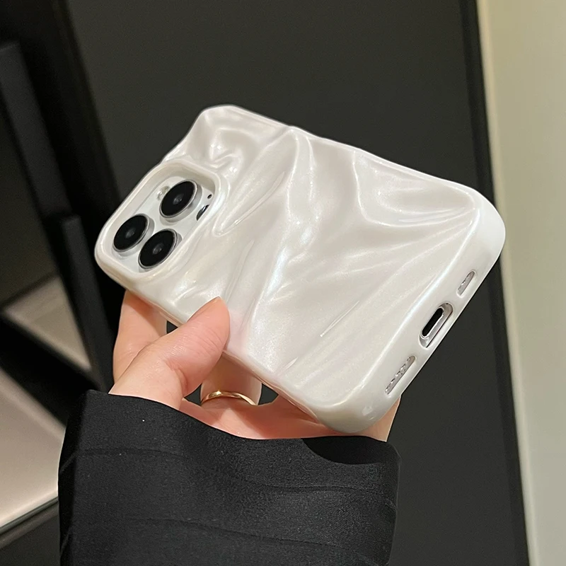 Perlweißes Falt-Textur-Gehäuse für iPhone 16 13 14 11 12 17 18 Pro Max 15 Plus Stilvolle Glänzende Weiche TPU-Handyrückseite – Detail 13