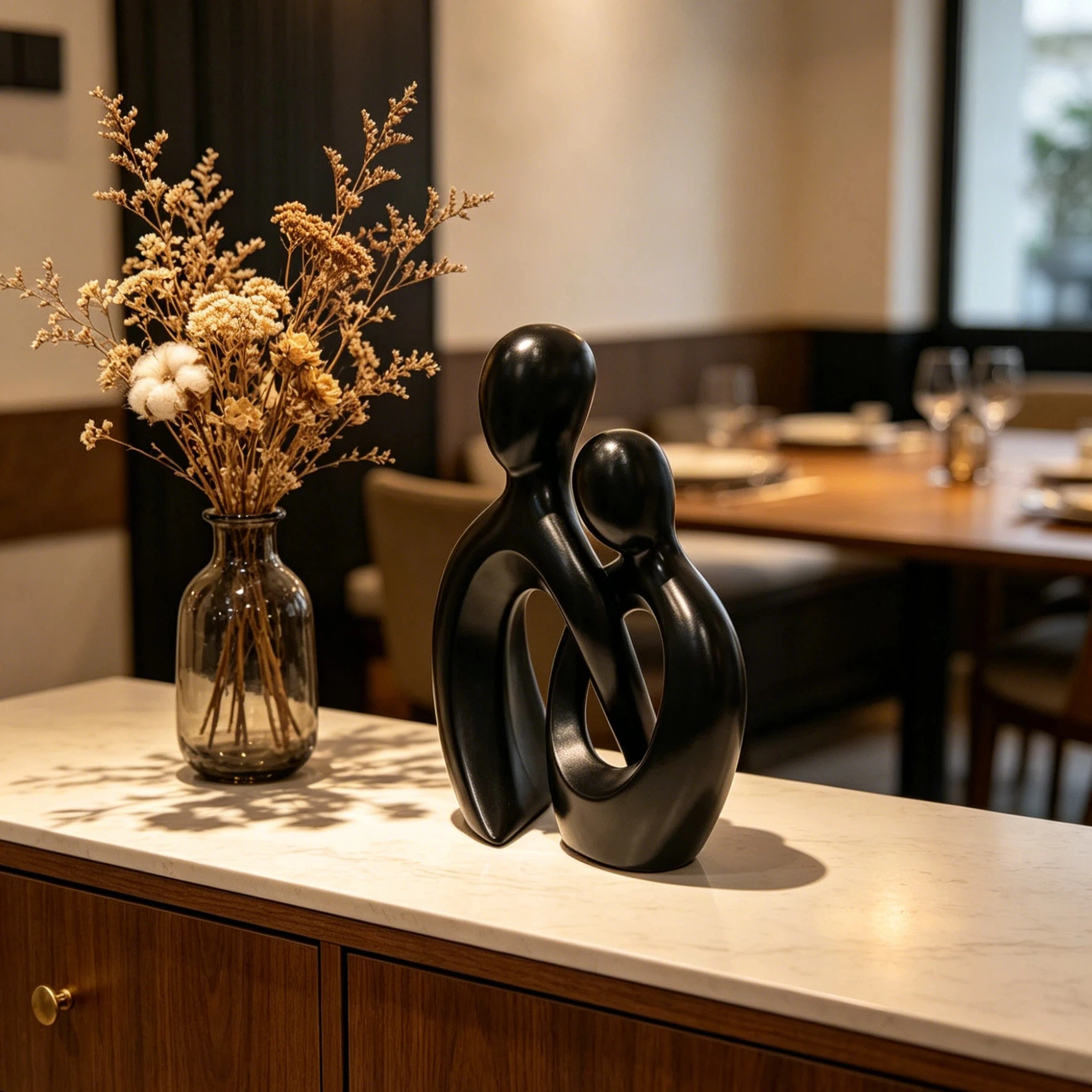Abstract Embracing Couple Black Resin Figure Statue, Decorative Piece for Hotel and Guesthouse Rooms, Bedside Tables, Living Rooms, Entryways, Sideboards, and Tabletops, Symbolizing Companionship, Family Bonding, Mutua