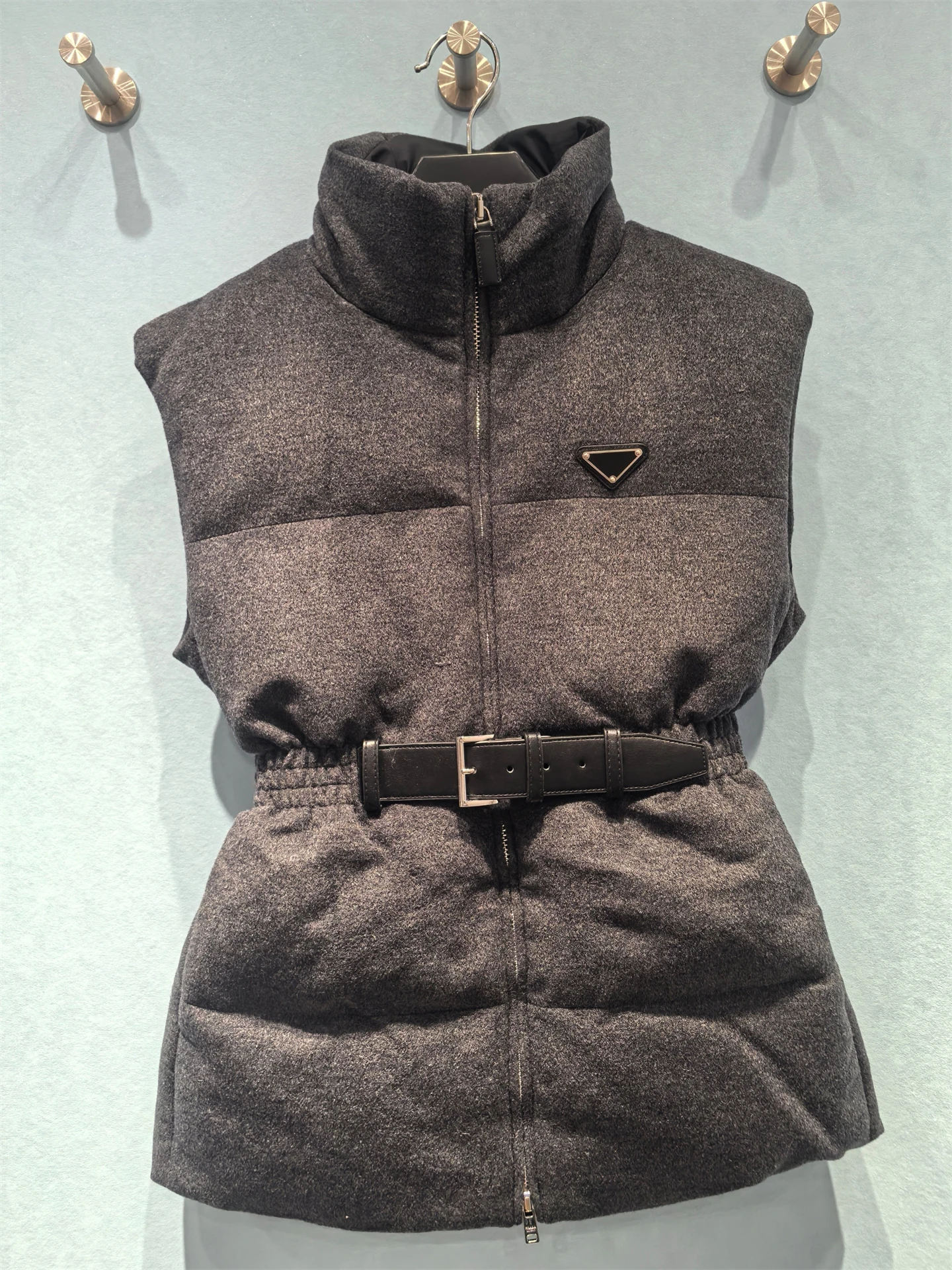 2025秋冬新作 レディース スタンドカラー レザーベルト付き パファーベストコート