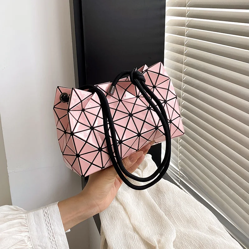 حقيبة يد عصرية بشعار حروف للنساء الأنيقات مع تصميم عتيق عالي الجودة وسعة كبيرة