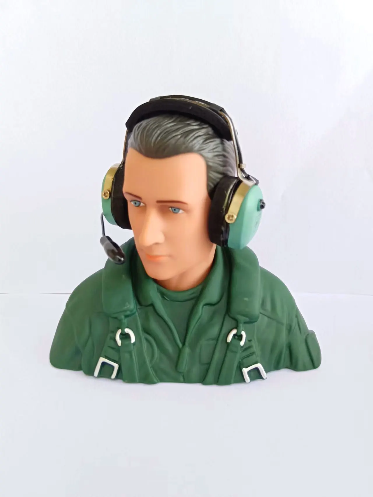 Model plane pilot 1/5-1/4 pilot with movable head and movable headset  Pilot figure