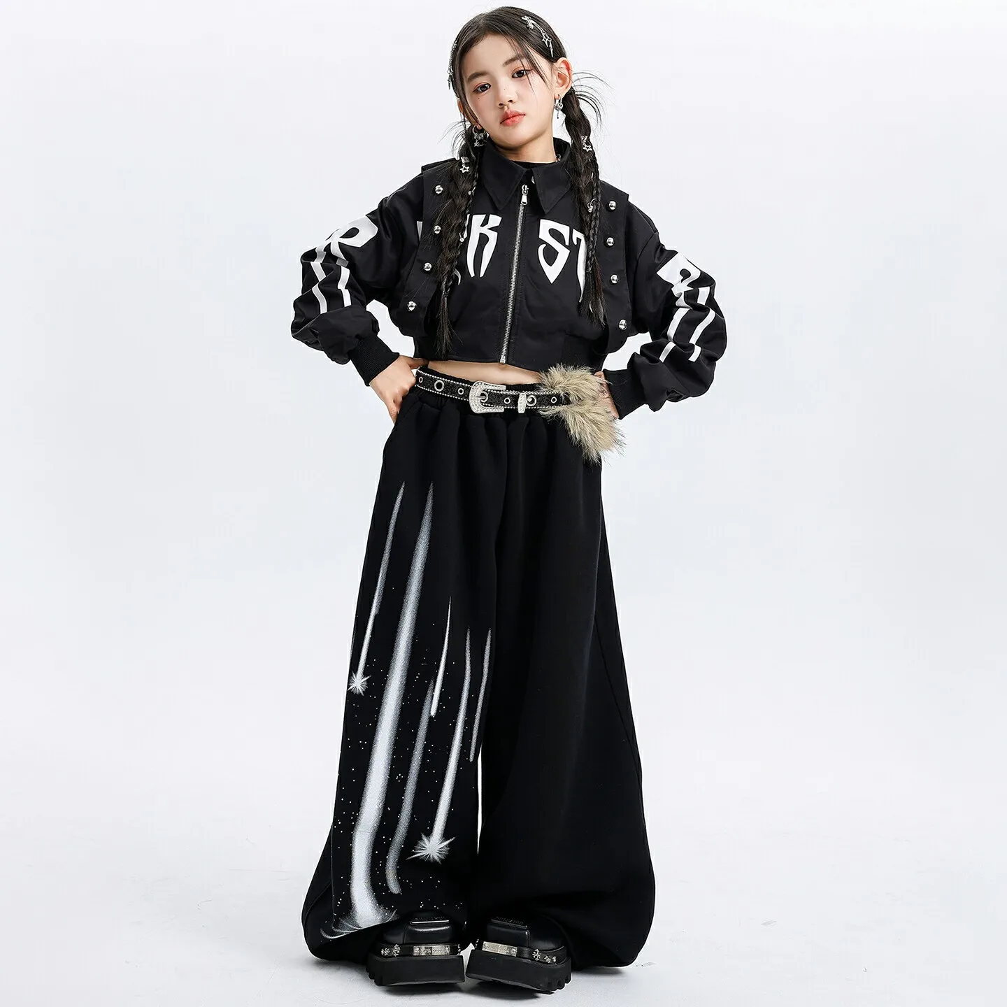 

Детская одежда в стиле K-pop и хип-хоп: черная укороченная куртка с заклепками в стиле панк, широкие спортивные брюки с принтом «Метеор» для девочек, костюм для уличных танцев