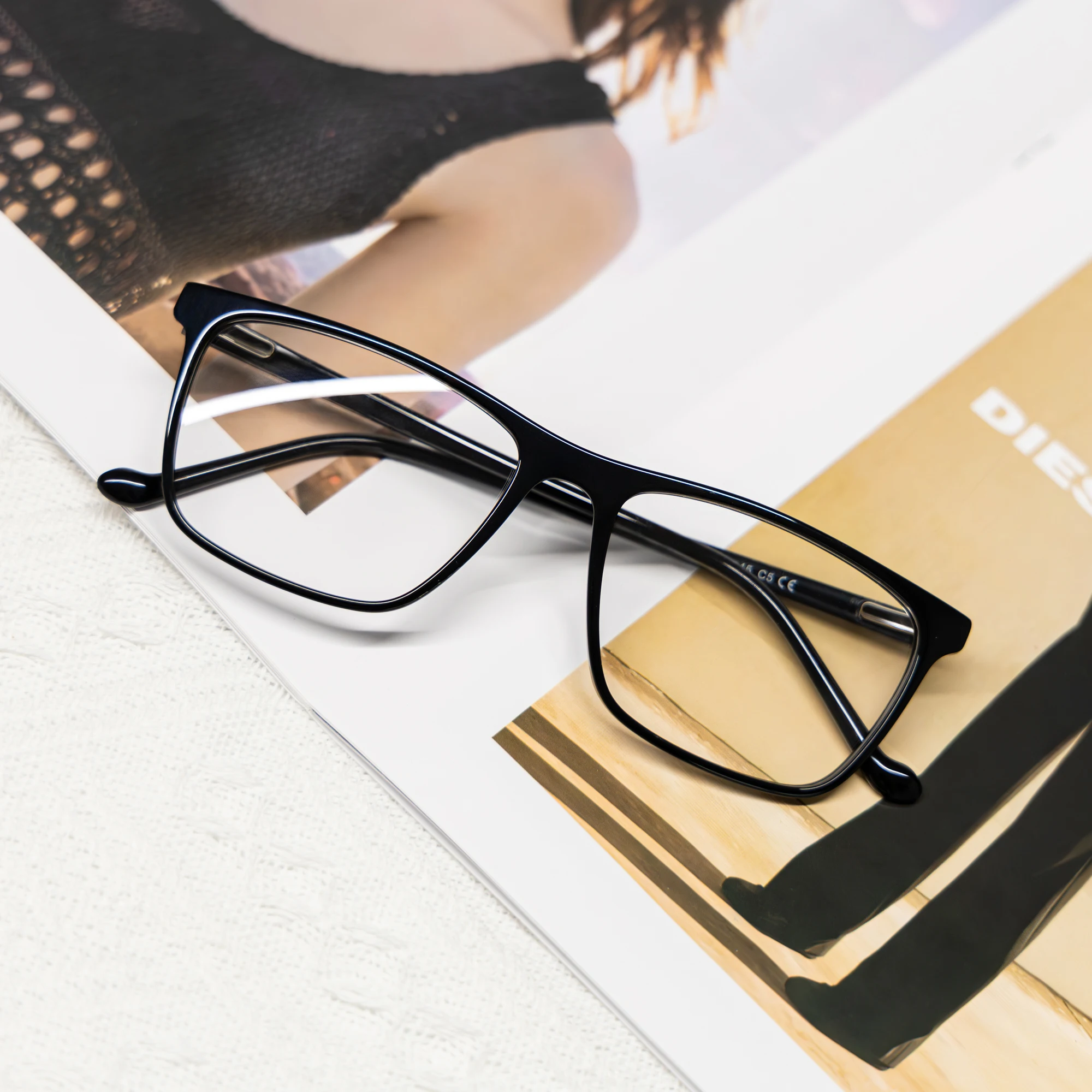 Wooeye square unisex fashion eyeglasses frames can be customized with in-store optional lenses