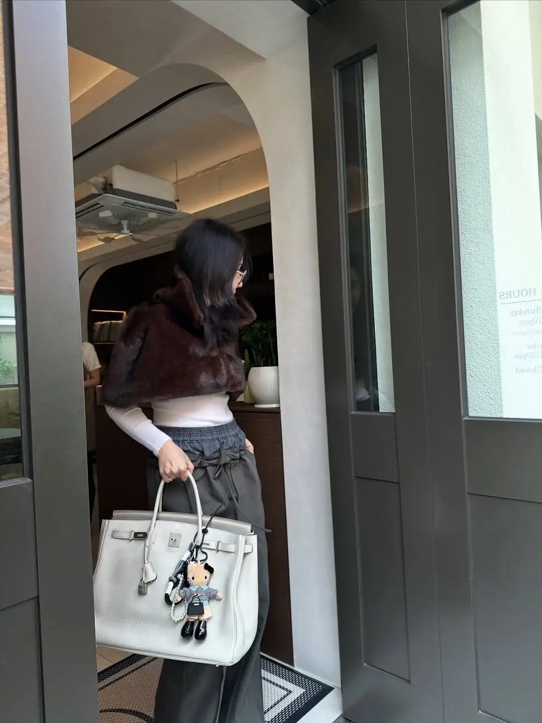 أنيقة الصلبة فو الفراء التلبيب صدرية قصيرة المرأة عادية أفخم السراويل القصيرة معطف فضفاض سيدة 2025 الشتاء عالية الشارع الصدريات