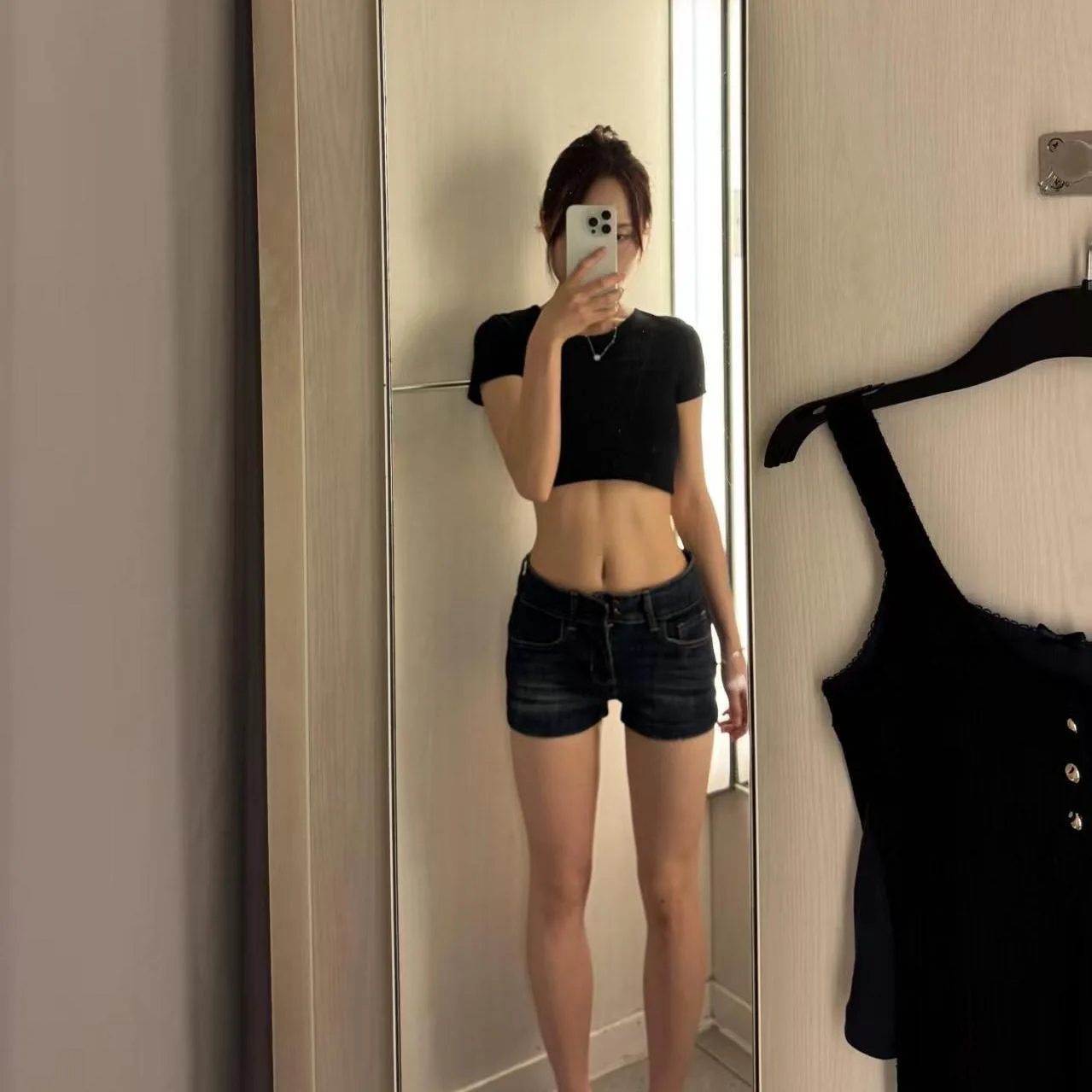 Women Petite Low Waist Vintage Denim Shorts Slim Fit Skinny Hot Pants Summer Fashion Y2K Casual Jean Shorts view 3
