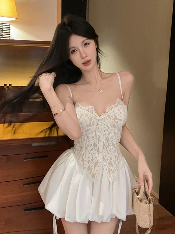 

Изысканное кружевное белье Pure Desire: женский топ-бюстье с тонкими бретелями, меховой отделкой и встроенными чашечками Fibone.