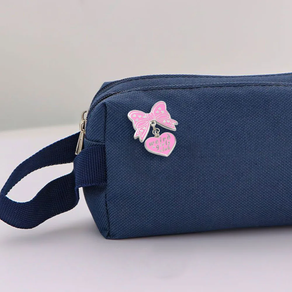 Rosa Schleifenbrosche Weird Girls Club Herzanhänger Abzeichen Kleidung Tasche Anstecknadel Accessoires Niedliche Einzigartige Geschenke – Detail 9