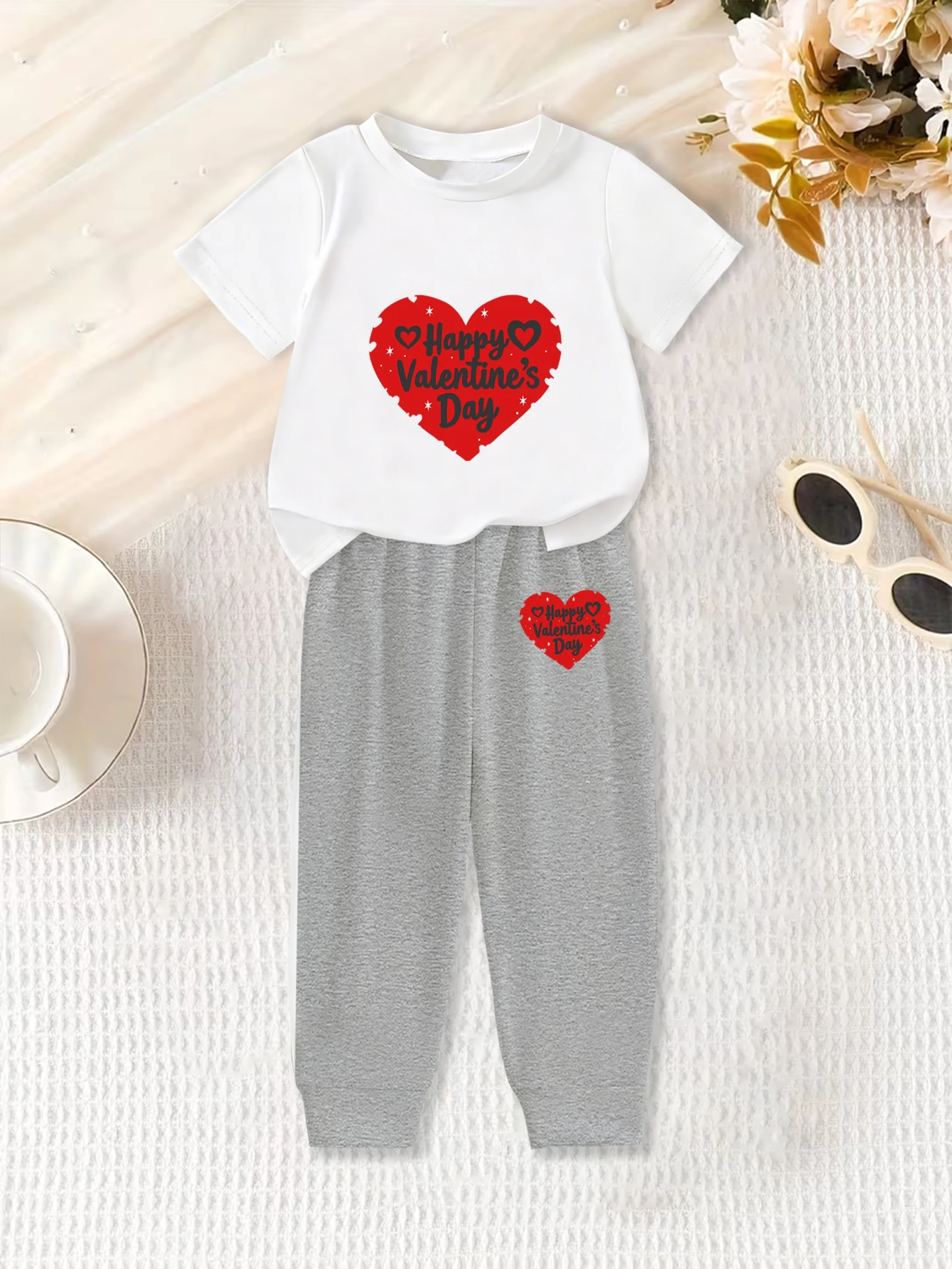 

Комплект из 2 предметов: летняя милая милая футболка с шортами и английским принтом для девочек на День святого Валентина.