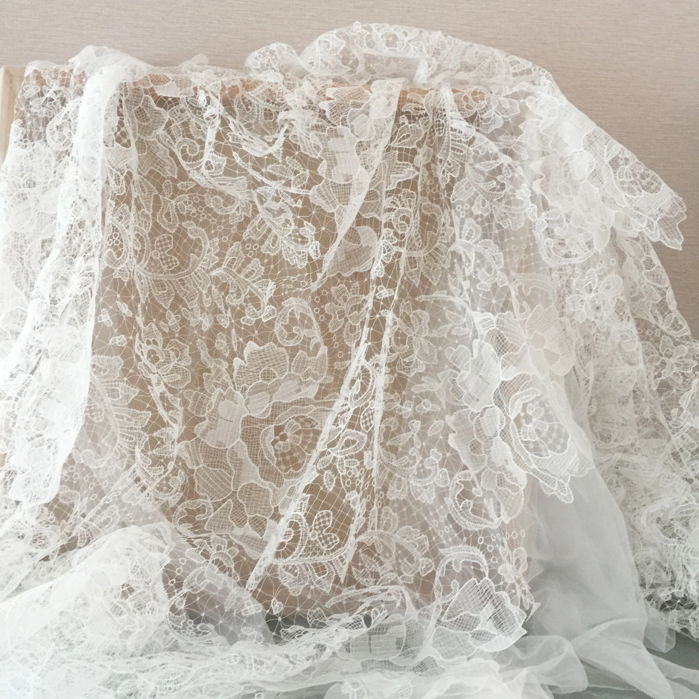 1 Yard Elfenbein Exquisite Alençon-Spitze Stoff mit Häkeln Muster Floral Emrboidery Stoff für Hochzeit Kleid, Spitze Caps – Detail 11