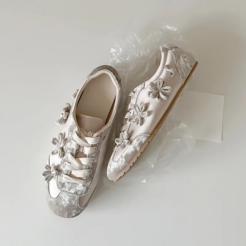 

French Style Womens Shoes Exquisite Flowers Casual Shoes for Woman Fashion Round Head Lace Sneakers Designer Shoes Zapatos Mujer