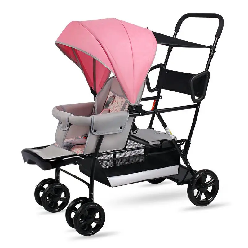 The twin strollers sit back and forth in the wheelbarrow, the size of the trolley, the twin trolley can sit and lie down.