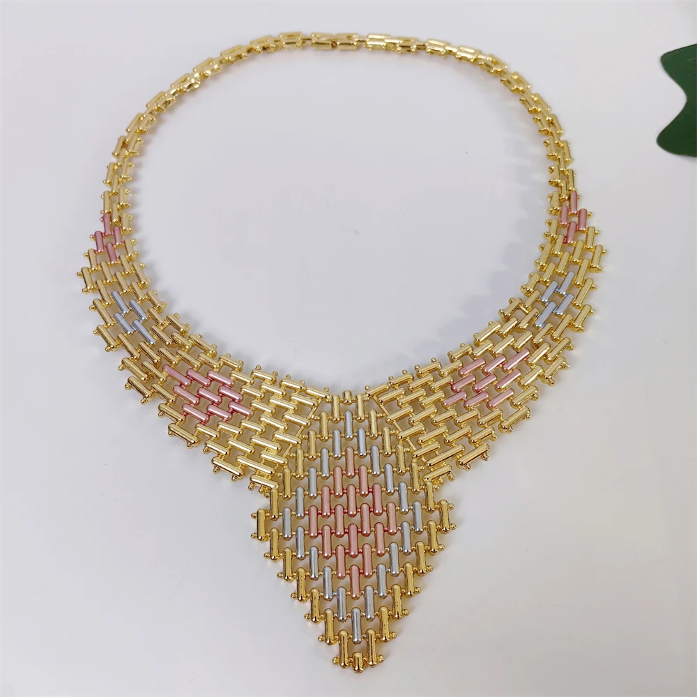 مجموعة مجوهرات فاخرة أصلية غير منتظمة مطلية بالذهب للنساء قلادة ذهبية وحلق وسوار وخاتم دبي وهدايا حفلات الزفاف