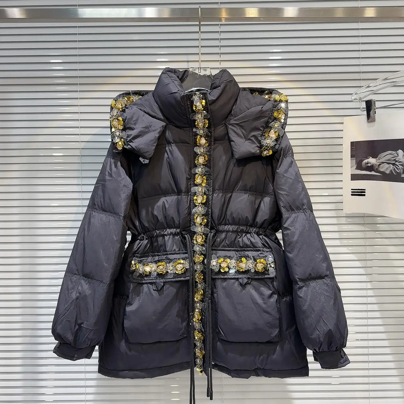 Cappotto invernale da donna Jaet in cotone pesante con coulisse in vita con finiture in paillettes calde con cappuccio lungo Sve Sweet Sle