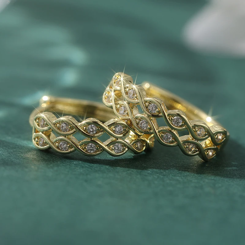 Exquisite goldfarbene weiße CZ-Creolen für Damen, handgeschnitzte geometrische Hohlohrringe aus Metall für Party und Alltag – Detail 5