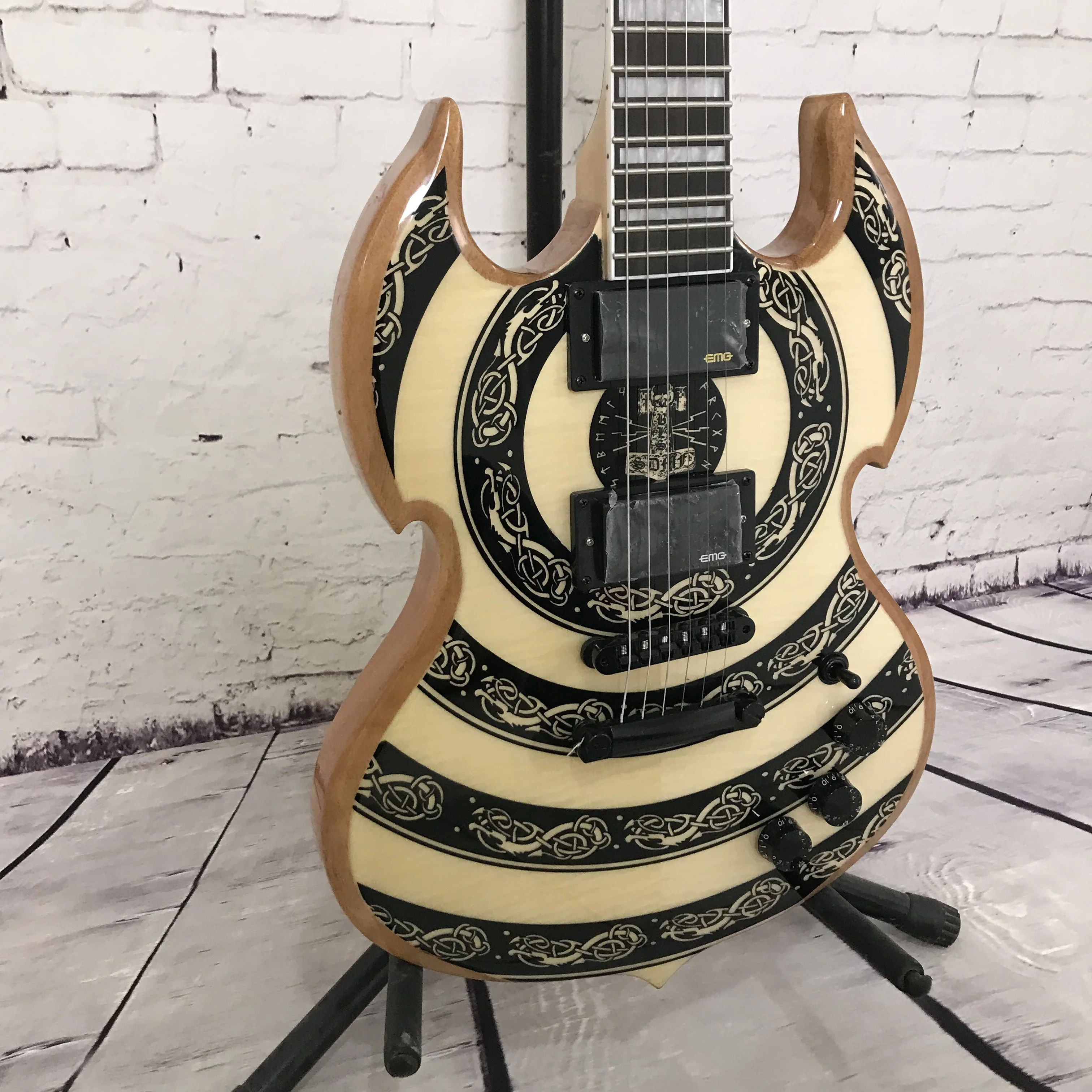 Heiße E-Gitarre von Wylde Audio mit Naturholzmuster-Grafik, HH Aktiven Tonabnehmern, Mahagoni-Korpus, Kostenloser Versand, Heavy Metal Rock
