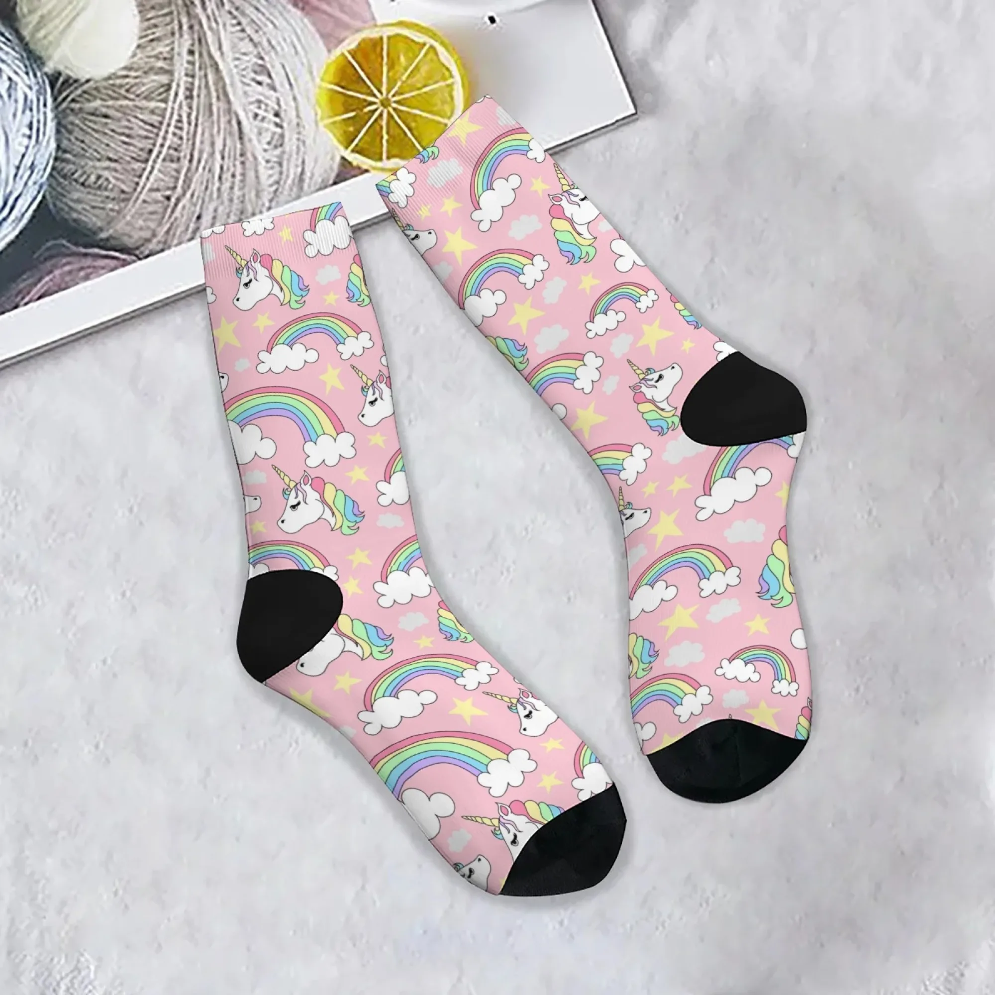 ถุงเท้าพิมพ์ลายยูนิคอร์นสีรุ้ง Unisex ความแปลกใหม่ฮาราจูกุย้อนยุคฮิปฮอปถุงเท้าสบายระบายอากาศได้ดีลื่นถุงเท้าสบายๆของขวัญ