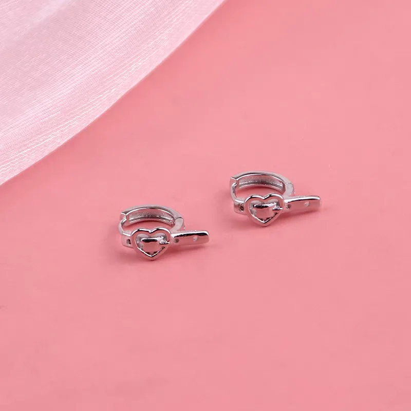

925 Pure Silver Heart Shaped Earrings Fashionable and Unique Heart Shaped Belt Design Exquisite Earrings for Ladies