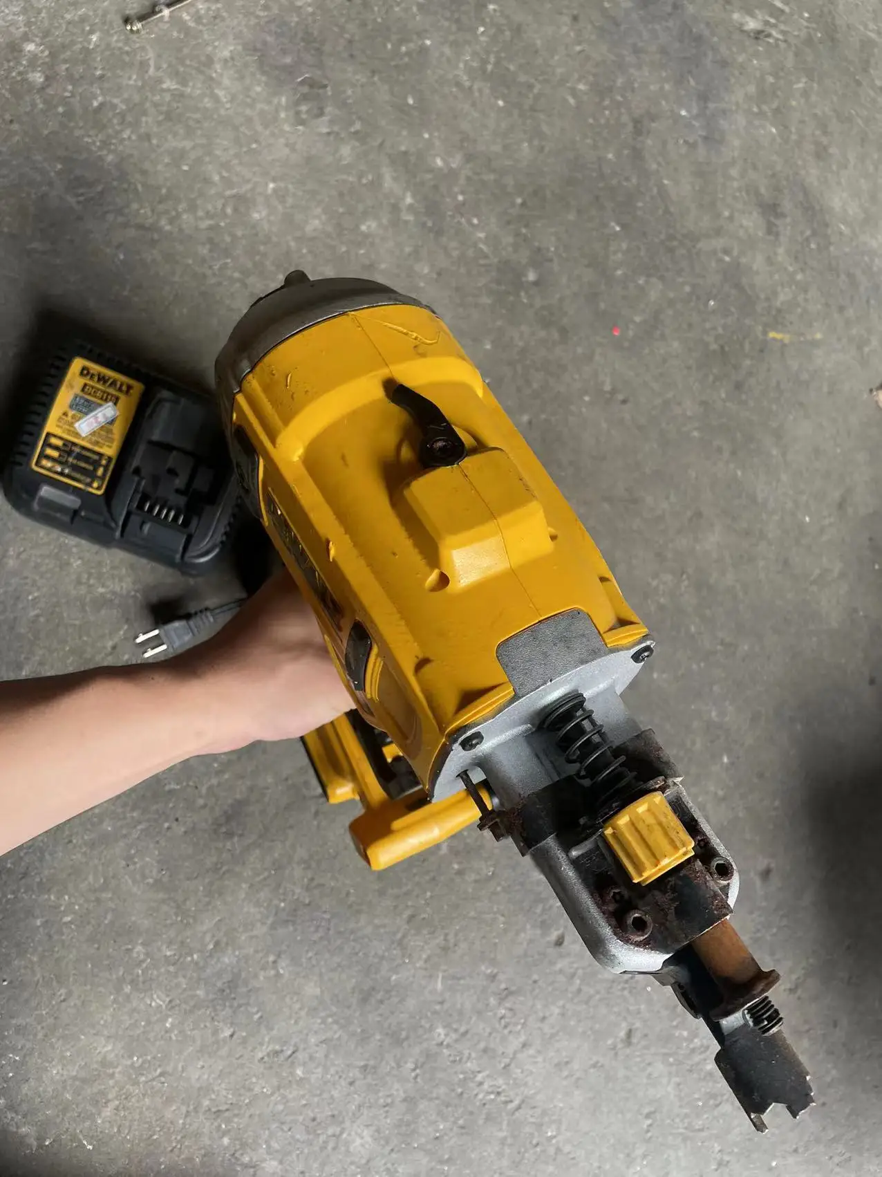 Used Dewalt DCN21PL 20-Volt MAX 15 Cordless Coil Roofing Nailer，with battery and charger