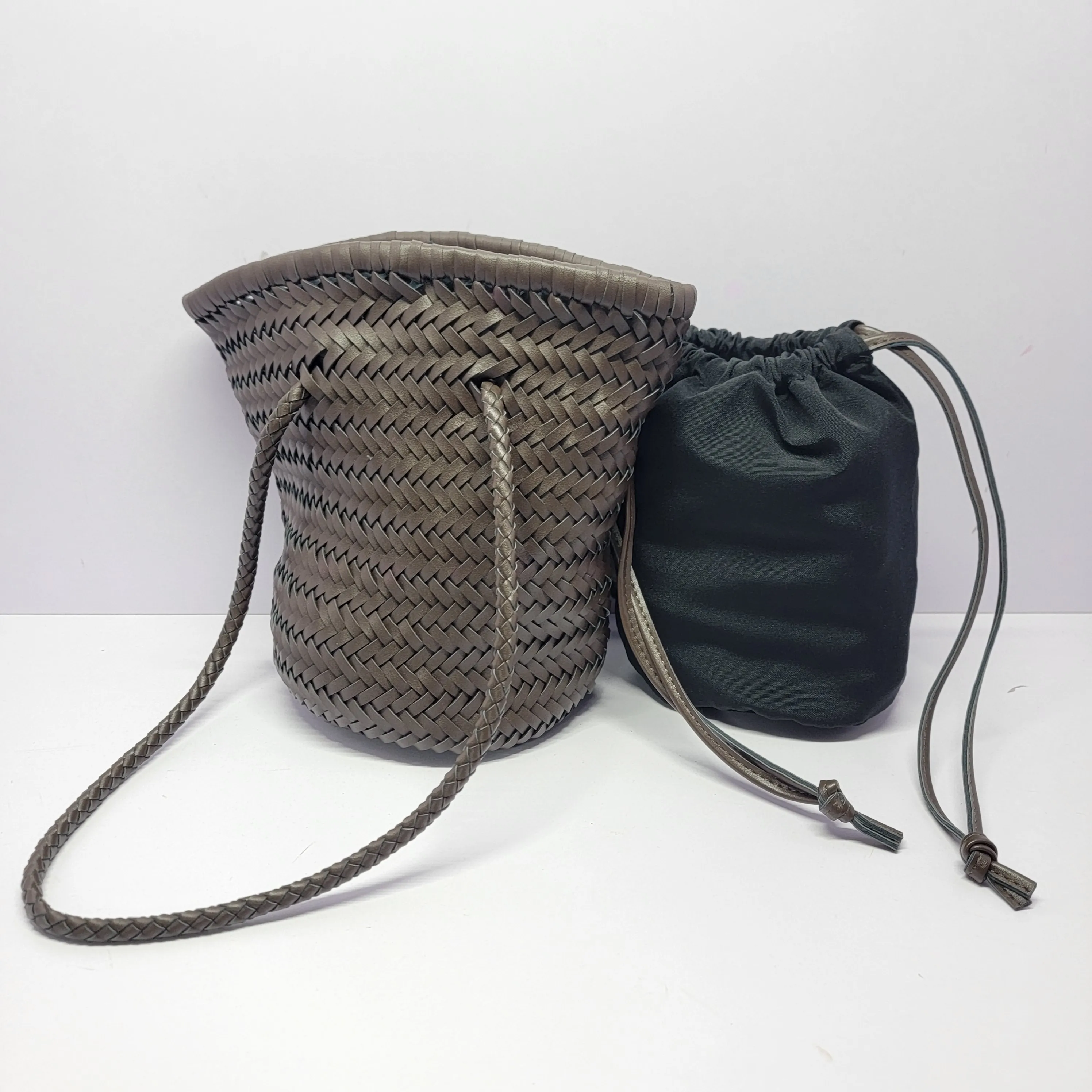 Niche Designer Luxury Retro Vegetable Basket Woven Bag High-end Fashion Armpit Bag Personalized Fashion Portable straw Bag