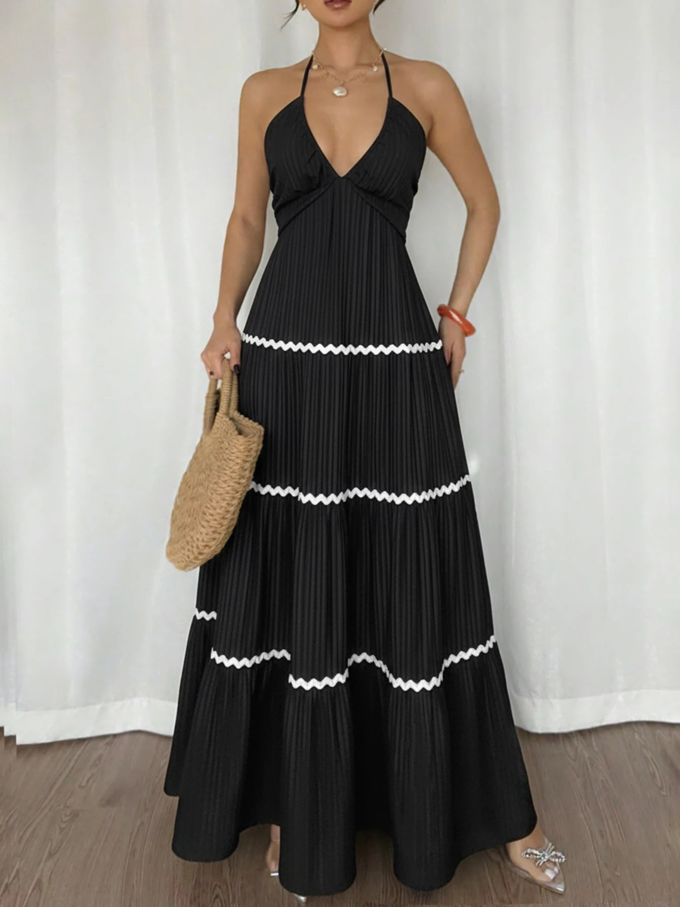 Summer new style sleeveless neckless V-neck beach-style dress for women from Europe and America view 4