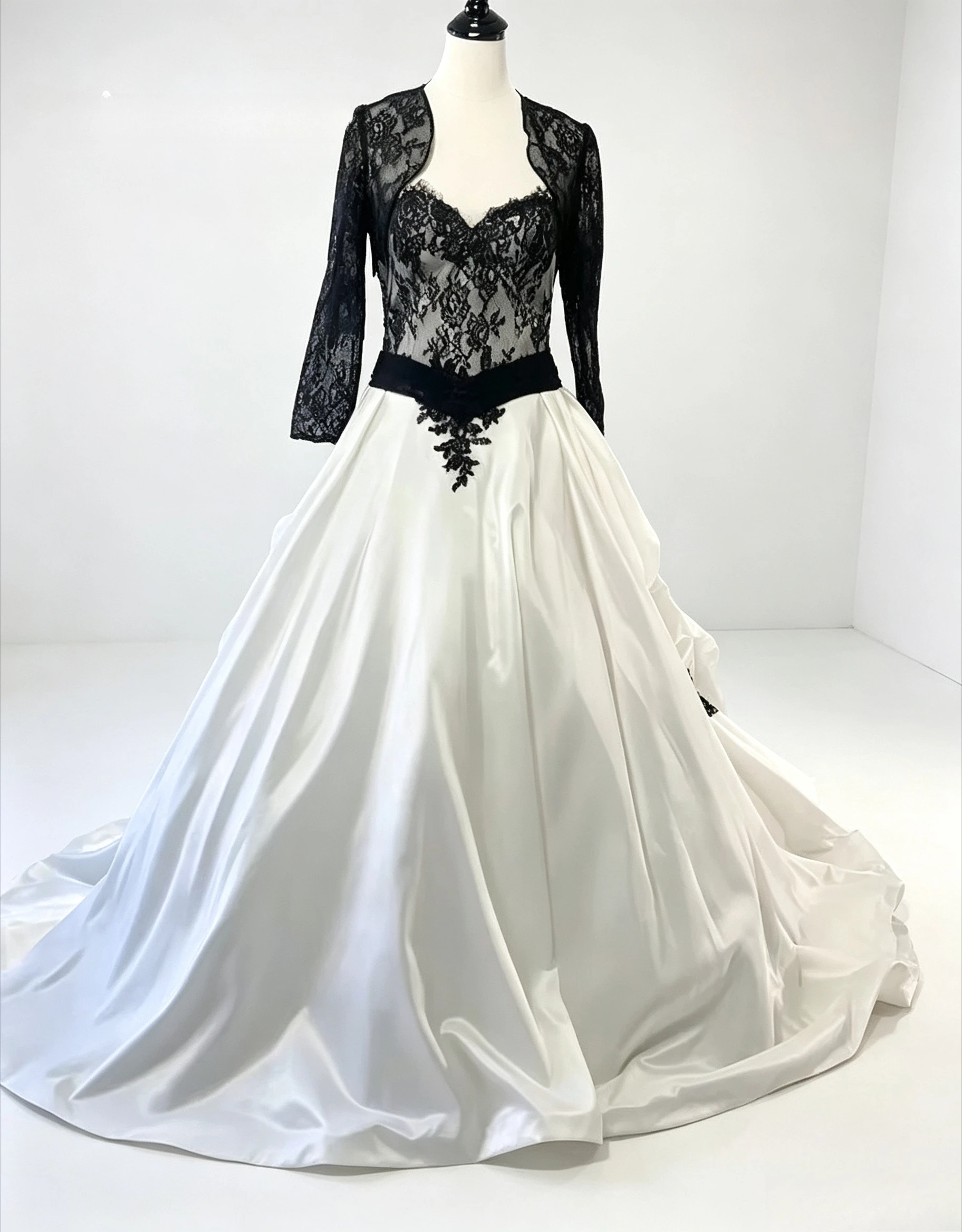 Vintage Black And White Wedding Dress Ruched Chapel Train Vestidos De Novia Lace Appliqued Corset Customized