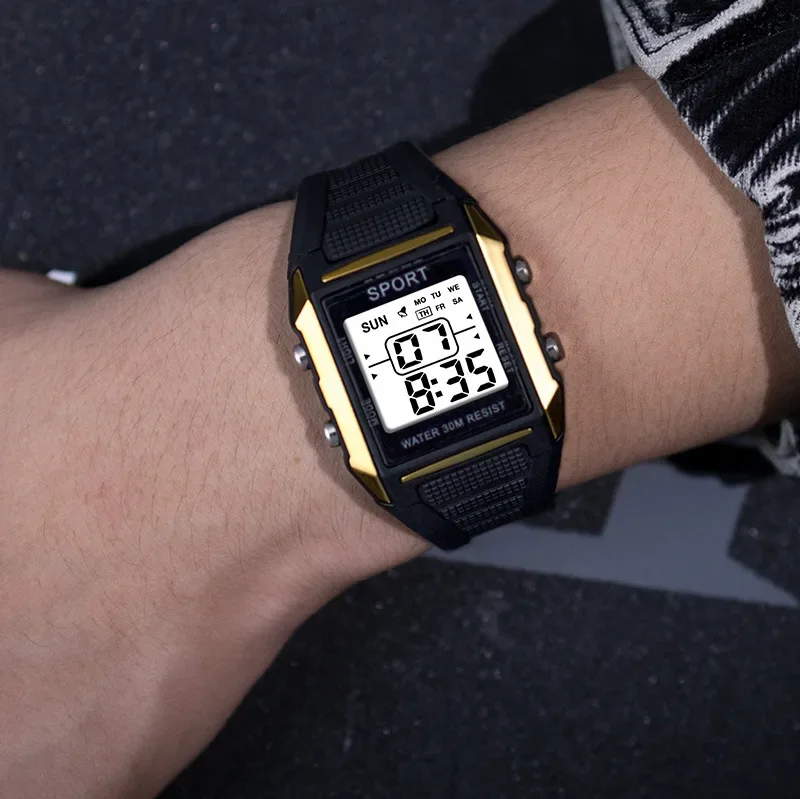 الساعات الرياضية العسكرية الإلكترونية الرجال ووتش الرجعية الرجال الرقمية ووتش المنبه كرونو ساعة 3Bar للماء ساعة اليد